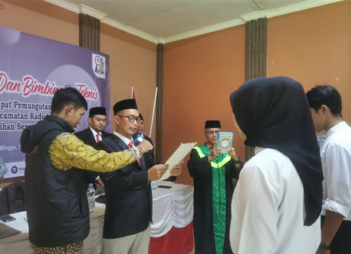 Panwascam Kadudampit Lantik 102 Anggota Pengawas Tempat Pemungutan Suara ( PTPS )