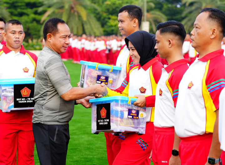 Panglima TNI Bagikan Ribuan Sembako dan Resmikan Lapangan Prima Mabes TNI Panglima TNI Bagikan Ribuan Sembako dan Resmikan Lapangan Prima Mabes TNI