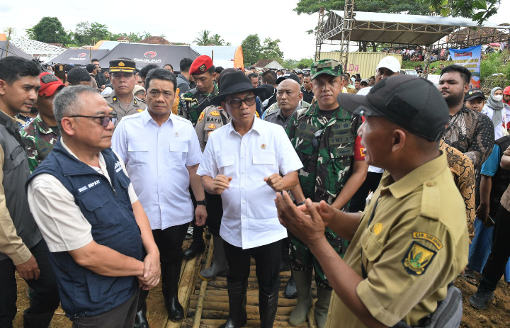 Tinjau Lokasi Pengungsian di Sukabumi, Mendes Yandri: Dana Desa Boleh untuk Kedaruratan