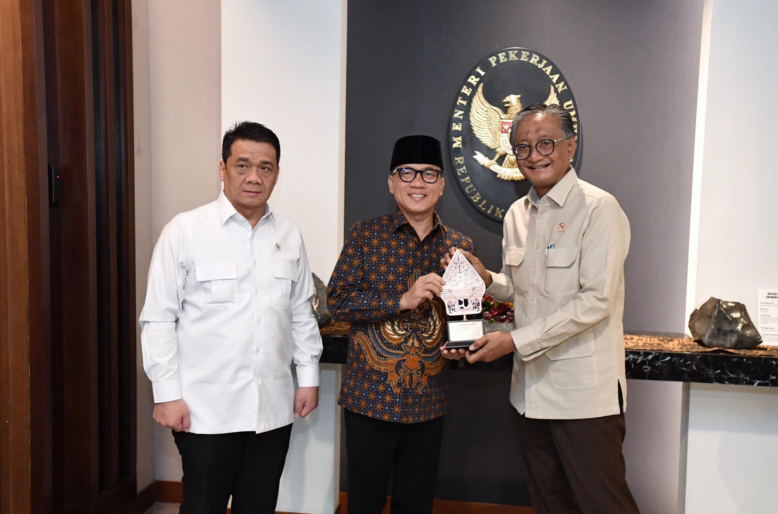 Bersama Menteri PU, Mendes Yandri Akan Tuntaskan Jalan Rusak di Desa-Desa Tertinggal Bersama Menteri PU, Mendes Yandri Akan Tuntaskan Jalan Rusak di Desa-Desa Tertinggal