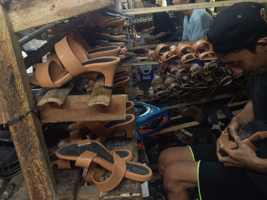 UMKM Baraya Bengkel Sepatu dan Sandal: Menggerakkan Ekonomi Warga Desa Ciomas