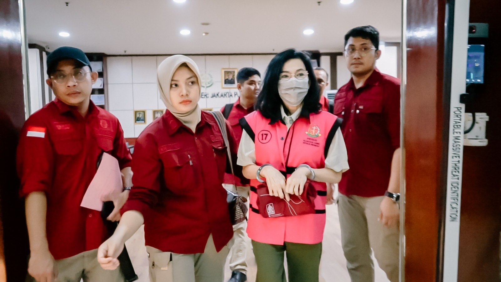 Penyerahan Tersangka dan Barang Bukti (Tahap II) Terhadap Tersangka 2 Tersangka Gratifikasi Ronald Tannur