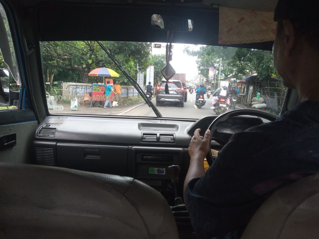 Sejumlah Pengemudi Angkot di Bogor Barat Keluhkan Sepinya Penumpang dan Kemacetan Sejumlah Pengemudi Angkot di Bogor Barat Keluhkan Sepinya Penumpang dan Kemacetan