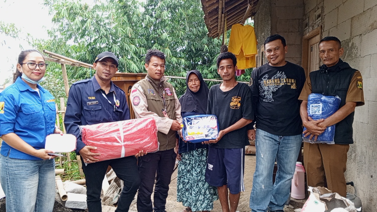 Dinas Sosial Kabupaten Sukabumi Salurkan Bantuan Logistik Pasca Musibah Longsor