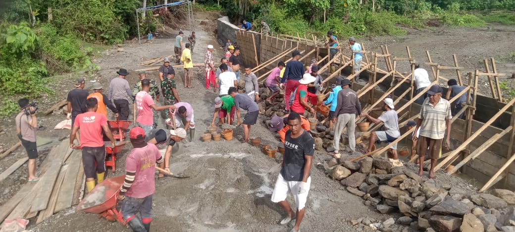 Manunggal Dengan Rakyat, Satgas TMMD 123 Kodim 1510/Sula Lanjutkan Sasaran Pembangunan Talud Sepanjang 200 meter