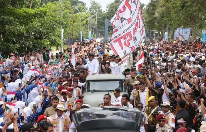 Masyarakat Sukacita Sambut Kedatangan Bupati Rudy Susmanto dan Wakil Bupati Ade Ruhandi Masyarakat Sukacita Sambut Kedatangan Bupati Rudy Susmanto dan Wakil Bupati Ade Ruhandi
