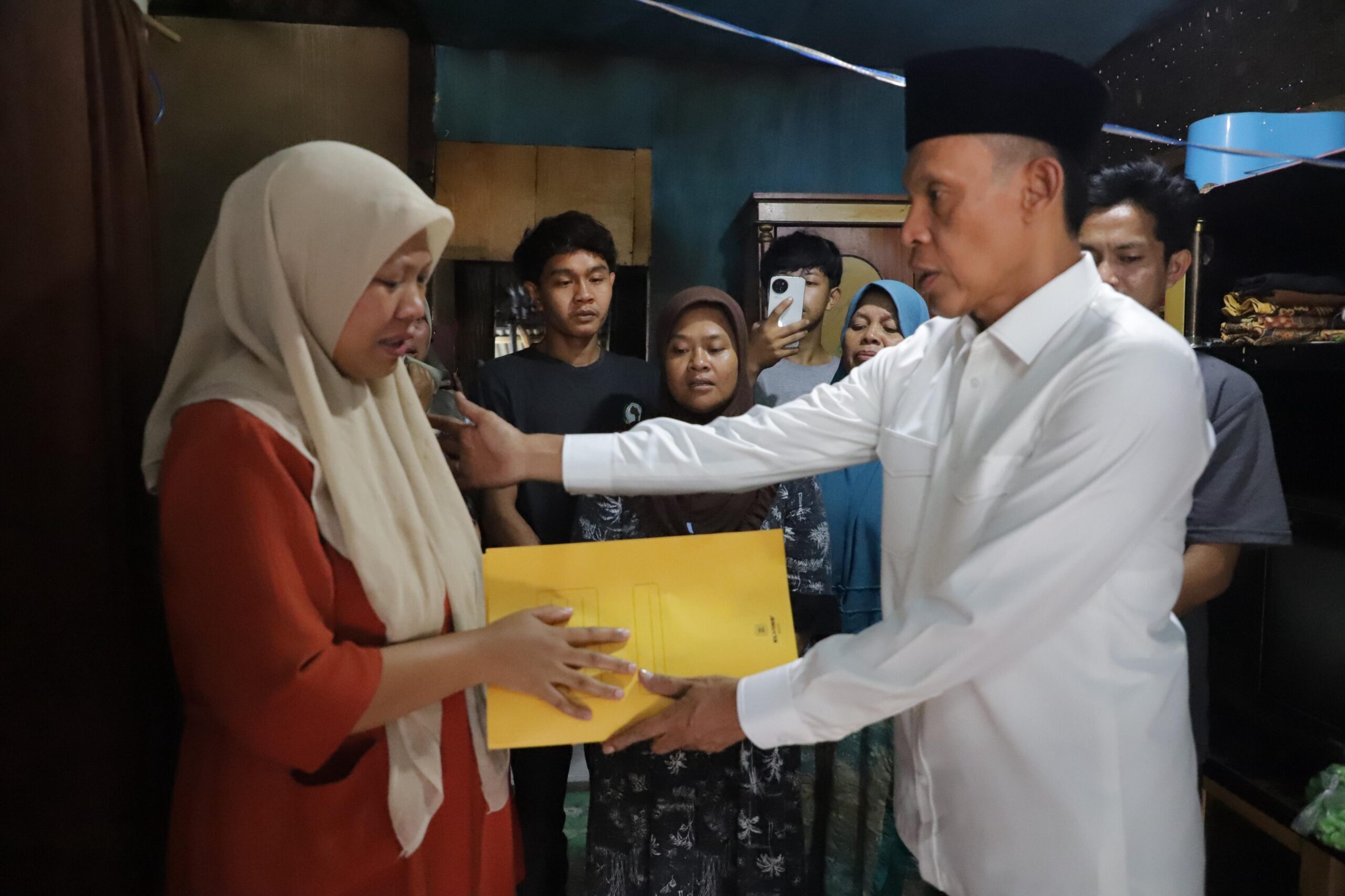 Jaro Ade Sampaikan Duka Mendalam Kepada Keluarga Korban Hanyut di Sukajaya