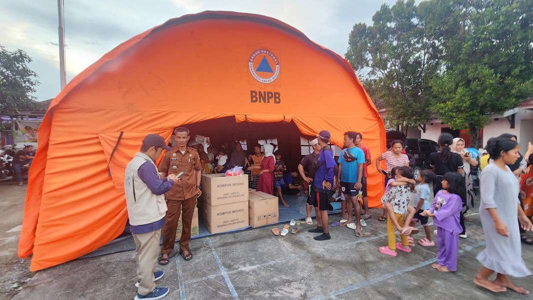 Ribuan Paket Bantuan di Salurkan Bagi Korban Banjir di Jabar Ribuan Paket Bantuan di Salurkan Bagi Korban Banjir di Jabar