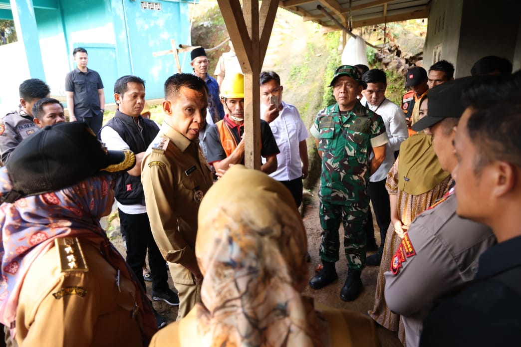 Jaro Ade Kunjungi Korban Tanah Longsor di Sukajaya