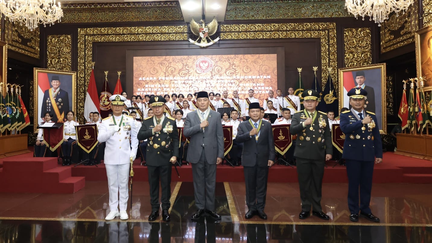Panglima TNI Sematkan Bintang Yudha Dharma Utama Kepada Menhan RI Panglima TNI Sematkan Bintang Yudha Dharma Utama Kepada Menhan RI
