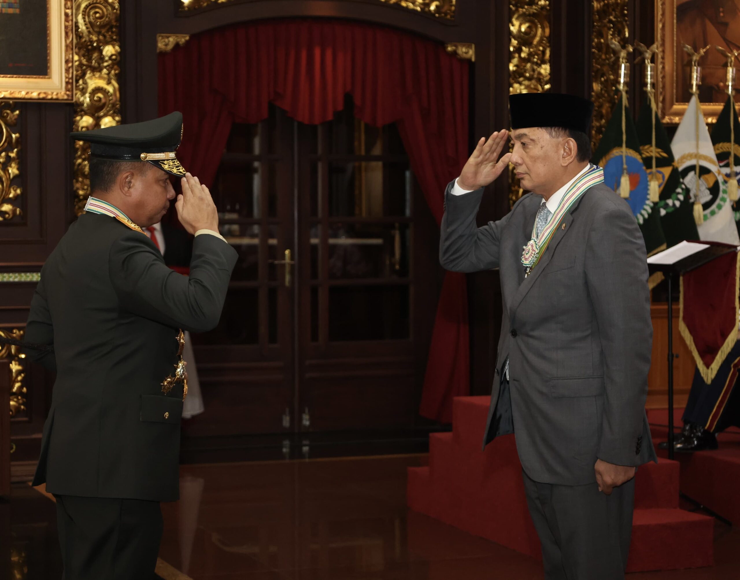 Panglima TNI Sematkan Bintang Yudha Dharma Utama Kepada Menhan RI Panglima TNI Sematkan Bintang Yudha Dharma Utama Kepada Menhan RI