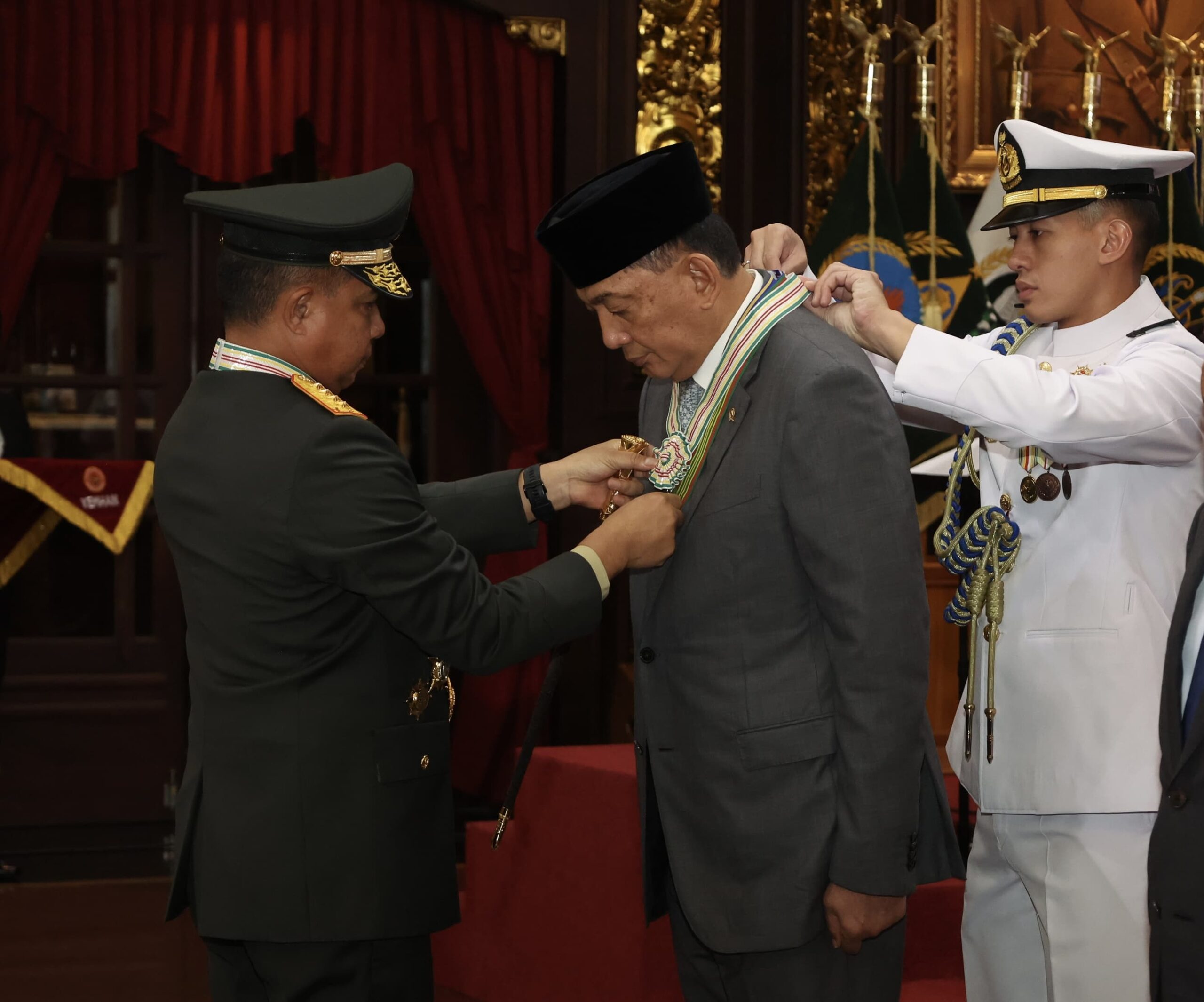 Panglima TNI Sematkan Bintang Yudha Dharma Utama Kepada Menhan RI