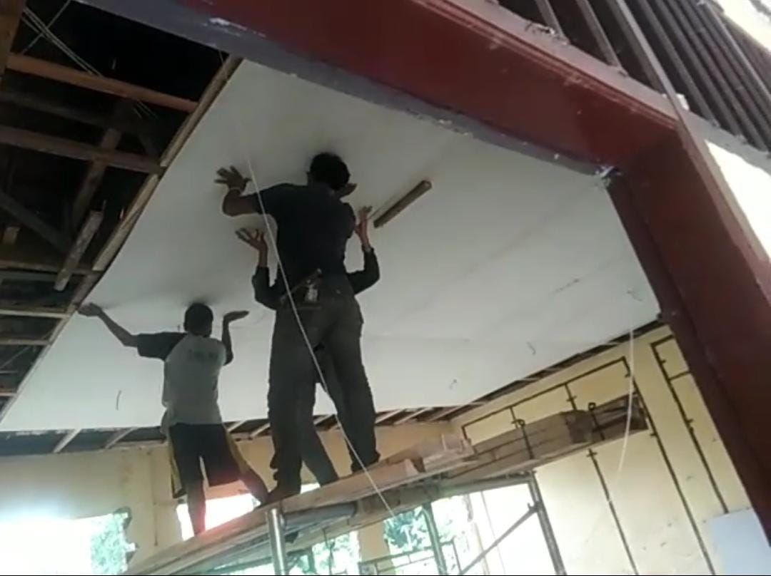 Proyek Rehabilitasi SDN Cibarusah Jaya 02 Diduga Tak Sesuai Spek, Pekerja Tanpa K3 dan Menginap di Sekolah