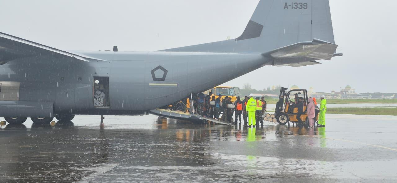 Tower PLN Roboh Dihantam Banjir, TNI Gerak Cepat Bantu Pulihkan Kelistrikan di Aceh Tower PLN Roboh Dihantam Banjir, TNI Gerak Cepat Bantu Pulihkan Kelistrikan di Aceh