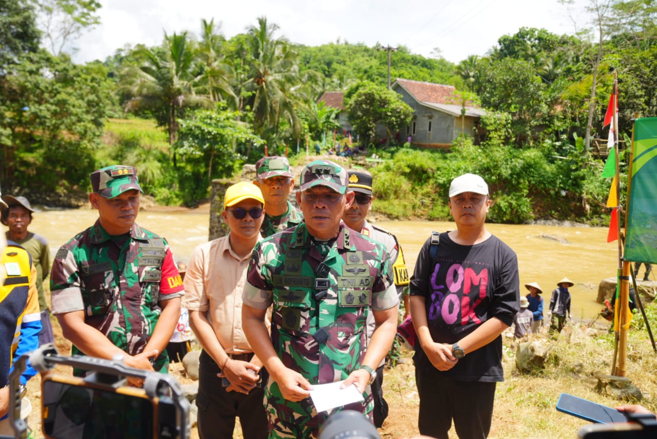 TNI Bangun Jembatan Gantung 80 Meter Untuk Percepat Mobilitas Warga Sukabumi TNI Bangun Jembatan Gantung 80 Meter Untuk Percepat Mobilitas Warga Sukabumi