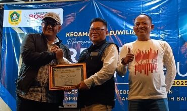 Pemdes Karehkel Sabet Empat Piagam Penghargaan untuk Empat Kategori