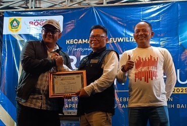 Pemdes Karehkel Sabet Empat Piagam Penghargaan untuk Empat Kategori