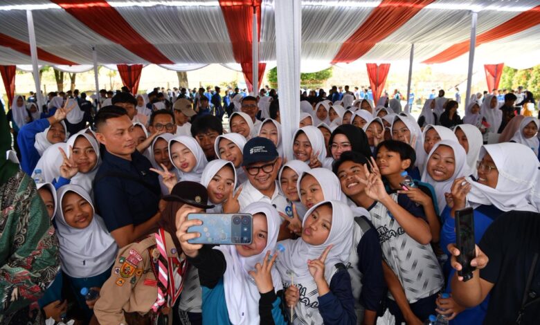 Bersama Mendikdasmen, Ratusan Murid Garut Deklarasikan Gerakan Rukun Sama Teman
