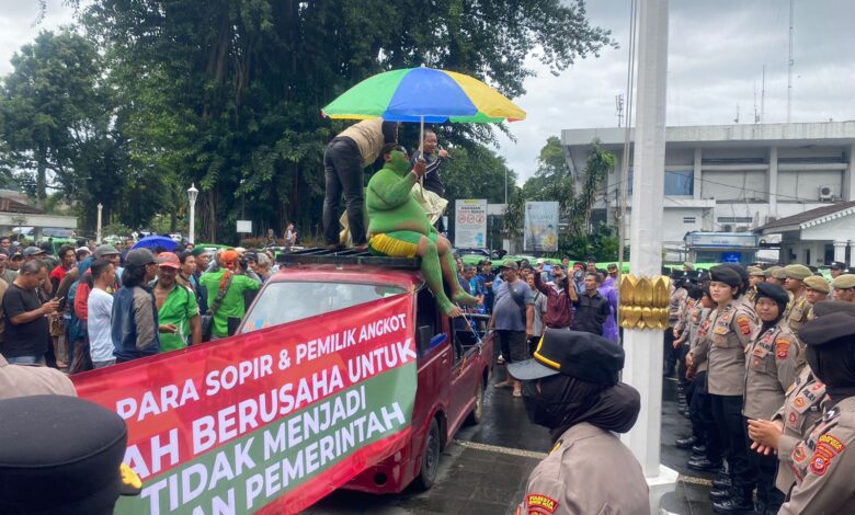 Ribuan Sopir Angkot Protes Penghapusan 1.940 Unit, Kepung Balai Kota Bogor