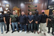 Tim Satgas SIRI Amankan DPO Muraker Kristian Lumban Gaol Asal Kejaksaan Tinggi Kalimantan Timur Tim Satgas SIRI Amankan DPO Muraker Kristian Lumban Gaol Asal Kejaksaan Tinggi Kalimantan Timur