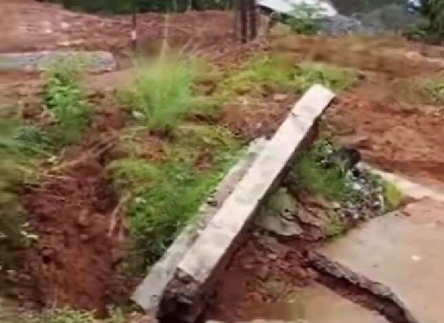 Hujan Deras Sebabkan Tebing Longsor di Cibunian, Penghuni di Tiga Rumah Langsung Dievakuasi