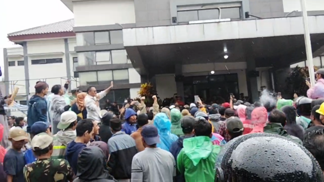 Aksi Warga Tuntut Kompensasi Tambang di Cigudeg Berujung Ricuh