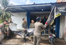 Satpol PP Kecamatan Leuwiliang Tertibkan Spanduk dan Banner Tak Berizin