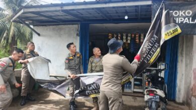 Satpol PP Kecamatan Leuwiliang Tertibkan Spanduk dan Banner Tak Berizin