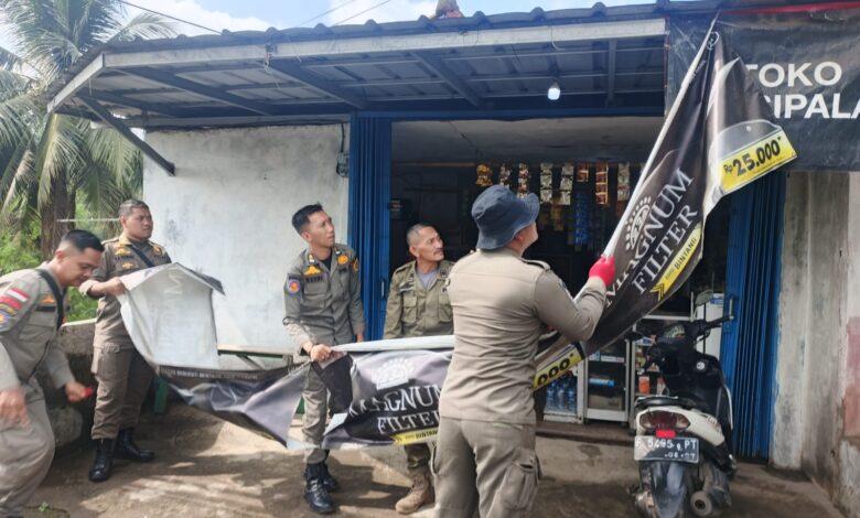 Satpol PP Kecamatan Leuwiliang Tertibkan Spanduk dan Banner Tak Berizin
