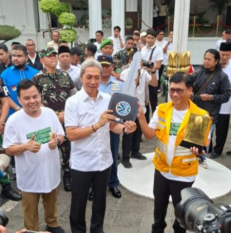 Senyum Penghargaan, Tangis Kehilangan: Sawah Warga Cimangir Kaler Hilang Tertutup Sampah
