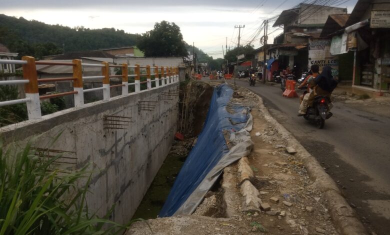 Proyek TPT Jalan Cikampak–Bojong Rangkas Tak Rampung hingga Tahun Ketiga Proyek TPT Jalan Cikampak–Bojong Rangkas di Bogor Barat belum rampung