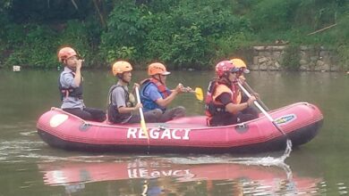 Linmas dan Karang Taruna Cihideung Ilir Ikuti Pelatihan Mendayung untuk Penanganan Bencana di Setu Cibanteng