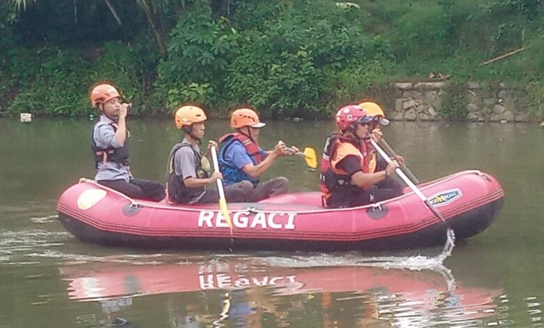 Linmas dan Karang Taruna Cihideung Ilir Ikuti Pelatihan Mendayung untuk Penanganan Bencana di Setu Cibanteng