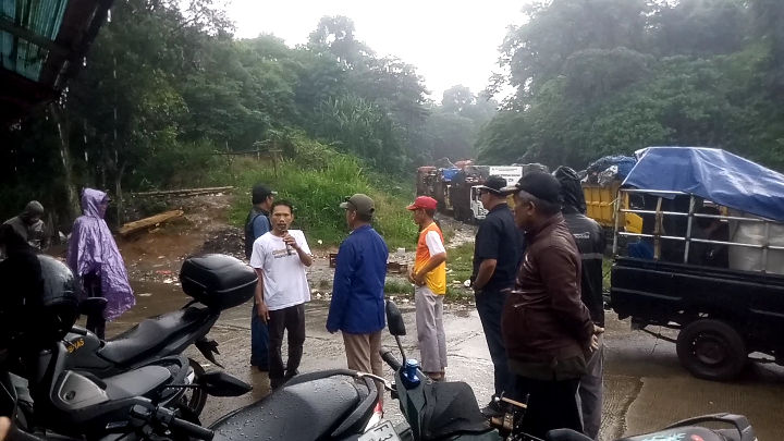 Warga Gelar Aksi di Depan Gerbang TPAS Galuga, Sampaikan Empat Tuntutan