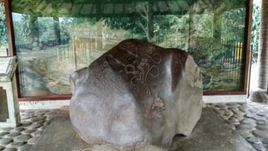 Prasasti Ciaruteun Bogor Barat dengan pahatan Raja Purnawarman