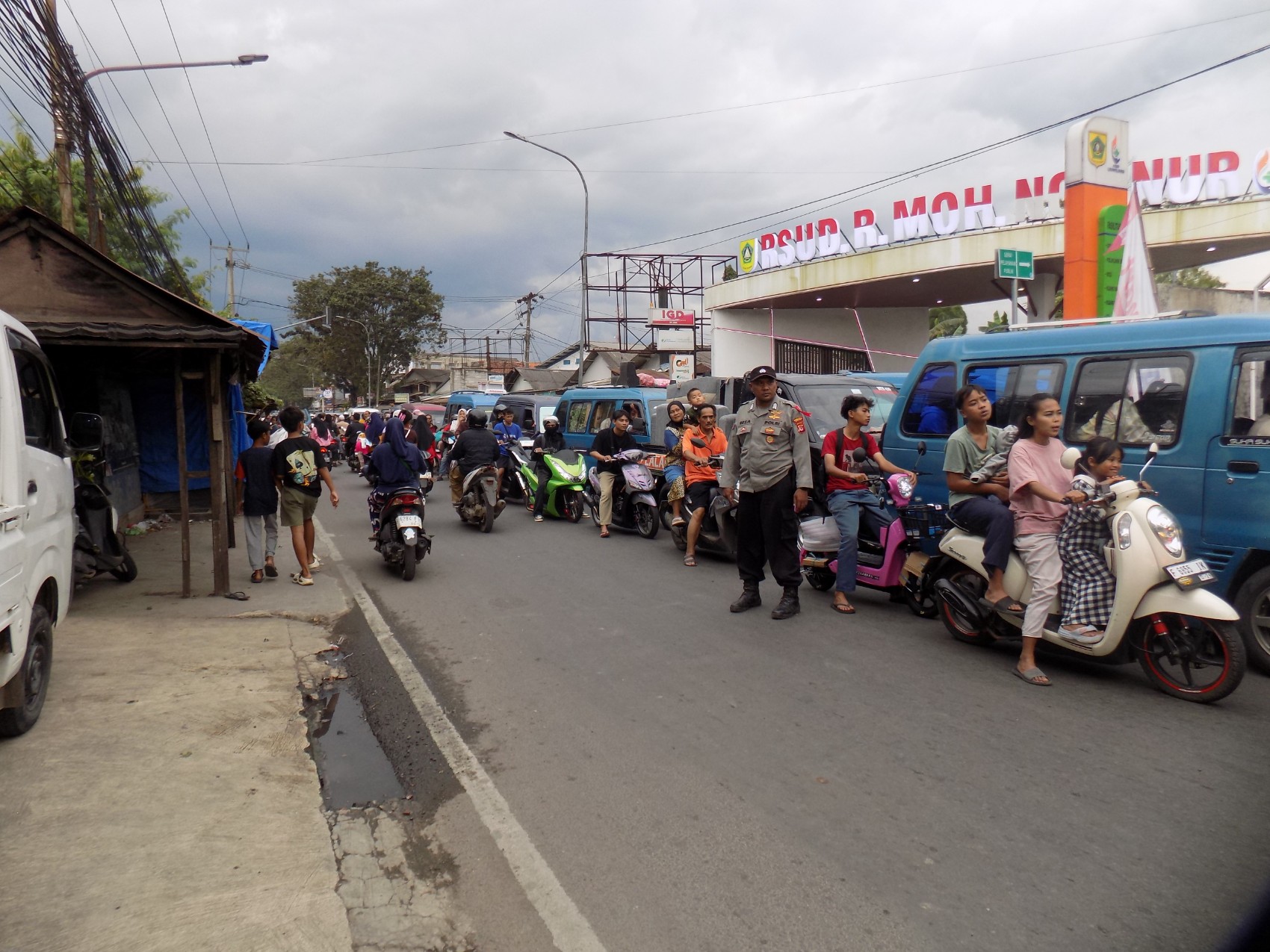 Anggota Polsek Leuwiliang Turun Tangan Atasi Kemacetan H-1 Idul Fitri di Leuwiliang Anggota Polsek Leuwiliang Turun Tangan Atasi Kemacetan H-1 Idul Fitri di Leuwiliang