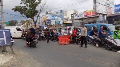 Anggota Polsek Leuwiliang Turun Tangan Atasi Kemacetan H-1 Idul Fitri di Leuwiliang