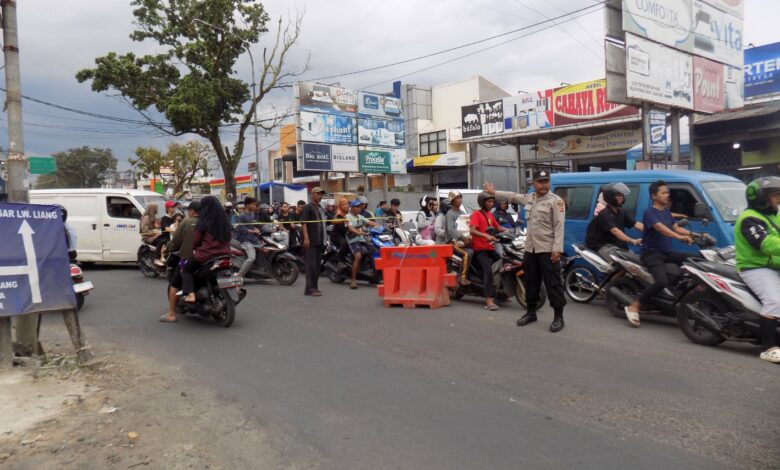 Anggota Polsek Leuwiliang Turun Tangan Atasi Kemacetan H-1 Idul Fitri di Leuwiliang Anggota Polsek Leuwiliang Turun Tangan Atasi Kemacetan H-1 Idul Fitri di Leuwiliang