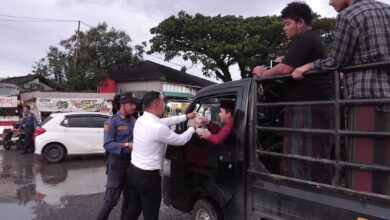 Petinggi Damkar Kabupaten Roadshow ke Sektor Leuwiliang, Bagikan Takjil Gratis kepada Warga