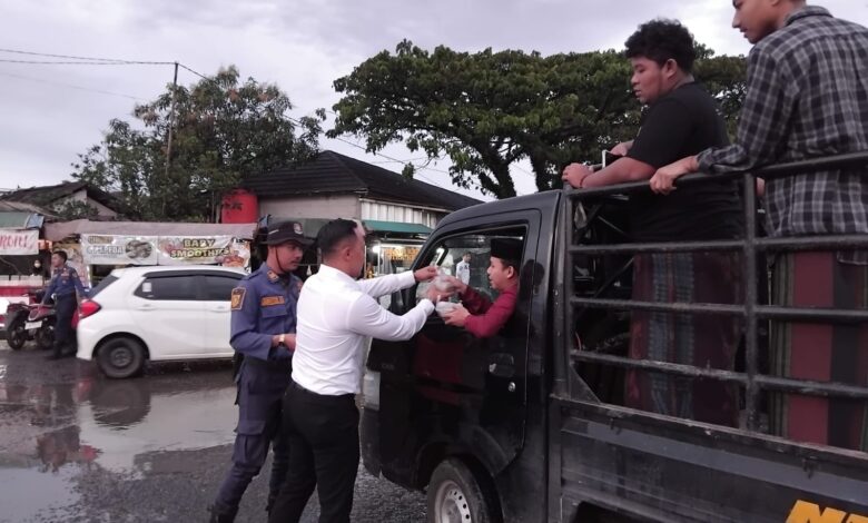 Petinggi Damkar Kabupaten Roadshow ke Sektor Leuwiliang, Bagikan Takjil Gratis kepada Warga