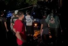 Belasan Warga Selamatkan Mobil Losbak Terperosok di Nanggung