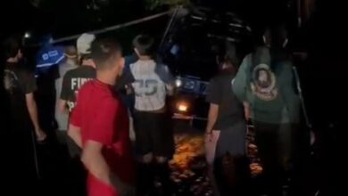 Belasan Warga Selamatkan Mobil Losbak Terperosok di Nanggung