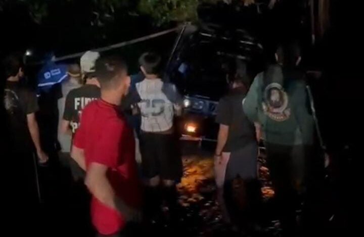 Belasan Warga Selamatkan Mobil Losbak Terperosok di Nanggung