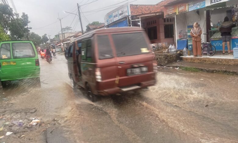 Musim Hujan, Jalan Barengkok–Karacak Leuwiliang Kerap Banjir