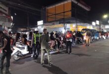 Polsek Leuwiliang Bersama Pol PP dan Ormas Urai Kemacetan Malam Takbiran di Simpang Karacak