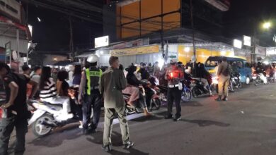 Polsek Leuwiliang Bersama Pol PP dan Ormas Urai Kemacetan Malam Takbiran di Simpang Karacak