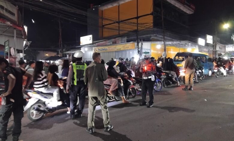 Polsek Leuwiliang Bersama Pol PP dan Ormas Urai Kemacetan Malam Takbiran di Simpang Karacak Polsek Leuwiliang Bersama Pol PP dan Ormas Urai Kemacetan Malam Takbiran di Simpang Karacak