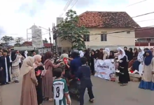 Siswa OSIS SMPN 3 Cibungbulang Bagikan 500 Paket Takjil kepada Warga di Desa Cijujung