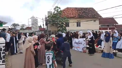 Siswa OSIS SMPN 3 Cibungbulang Bagikan 500 Paket Takjil kepada Warga di Desa Cijujung