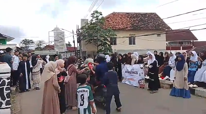Siswa OSIS SMPN 3 Cibungbulang Bagikan 500 Paket Takjil kepada Warga di Desa Cijujung